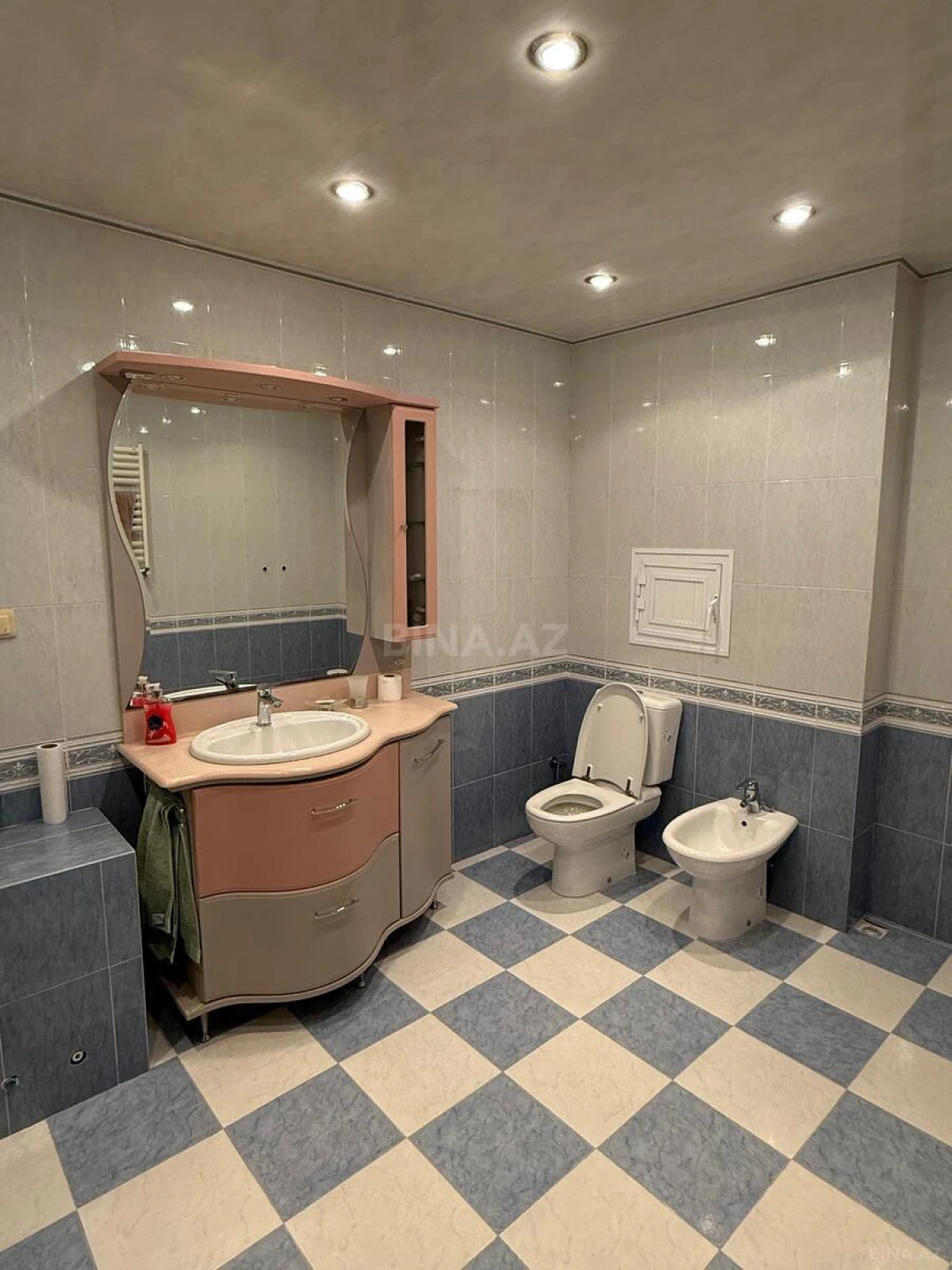 Satılır 7 otaqlı mənzil 300 m²