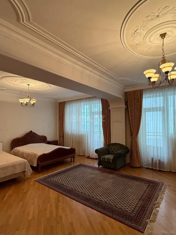 Satılır 7 otaqlı mənzil 300 m²