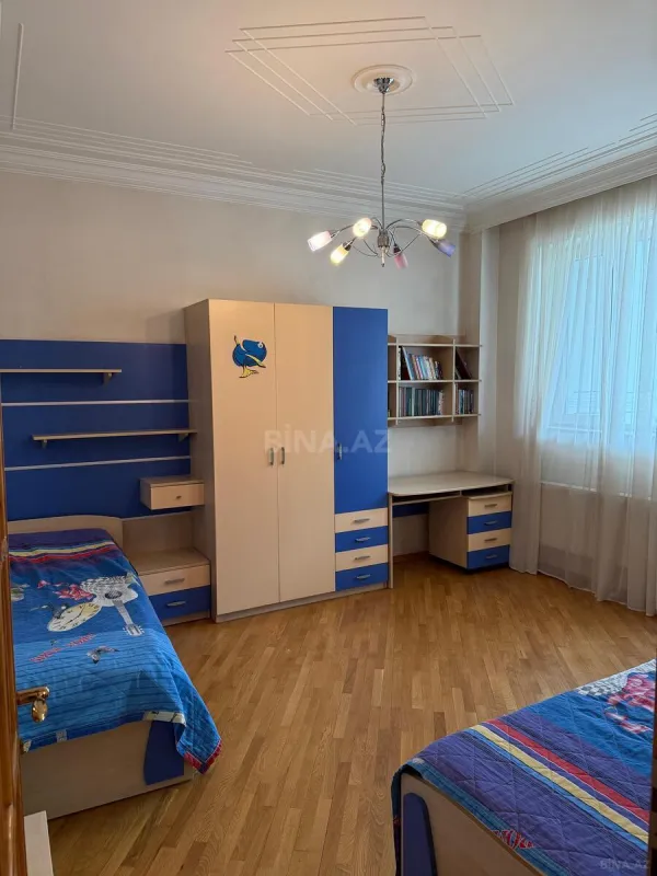 Satılır 7 otaqlı mənzil 300 m²