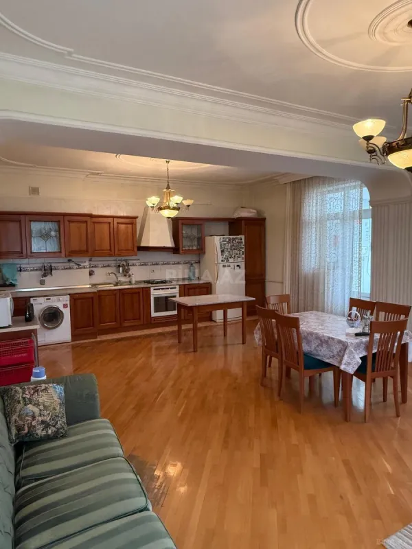 Satılır 7 otaqlı mənzil 300 m²
