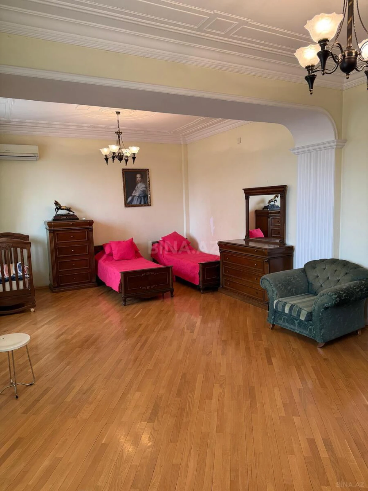 Satılır 7 otaqlı mənzil 300 m²