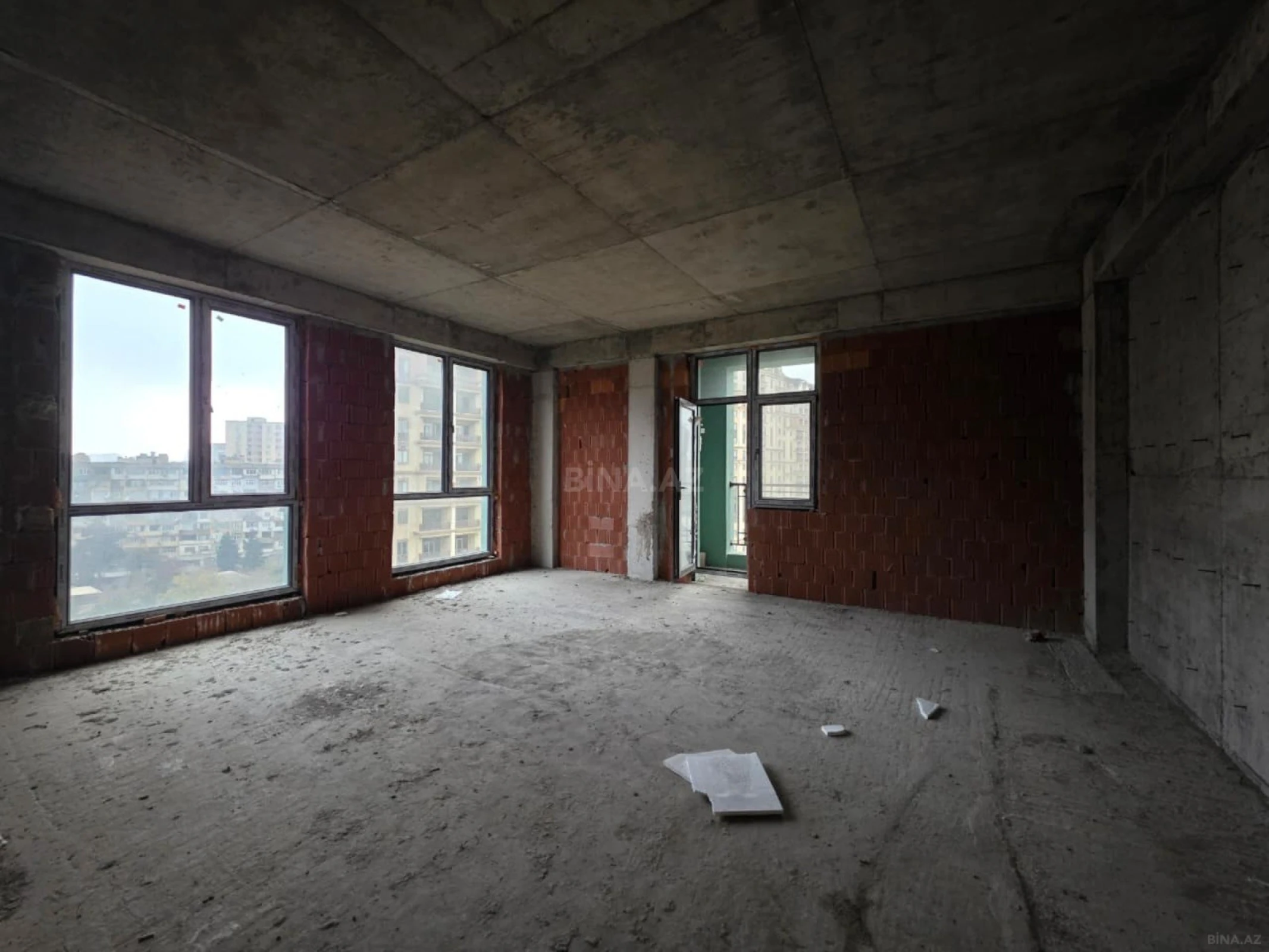 Satılır 4 otaqlı mənzil 220 m²