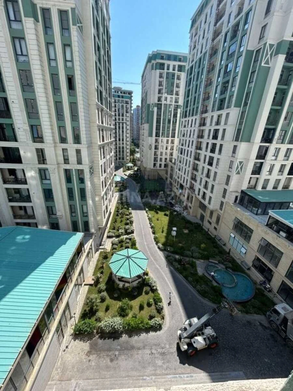 Satılır 4 otaqlı mənzil 220 m²