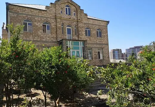 Satılır 11 otaqlı həyət evi 560 m² — Bakı, Badamdar 11 otaq 560.00 m²