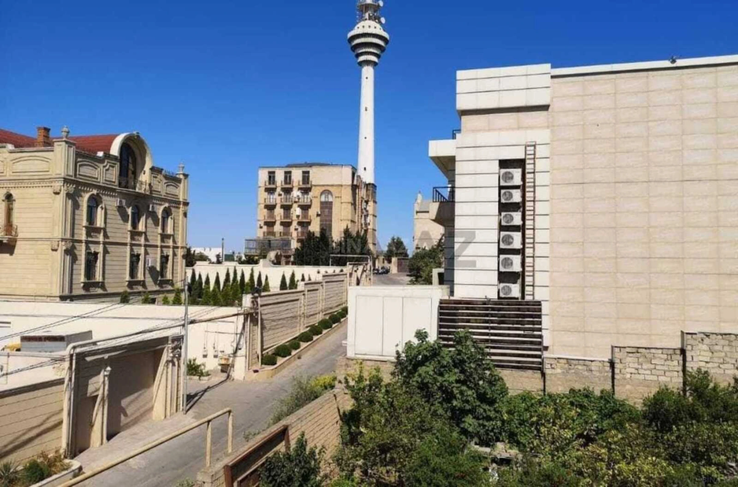 Satılır 11 otaqlı həyət evi 560 m²