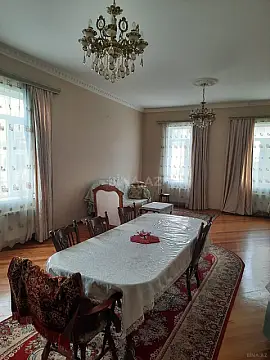 Satılır 11 otaqlı həyət evi 560 m²