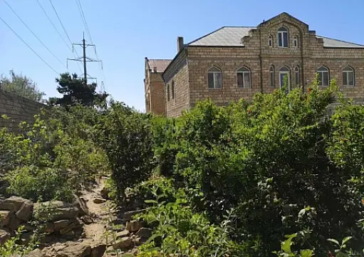 Satılır 11 otaqlı həyət evi 560 m²