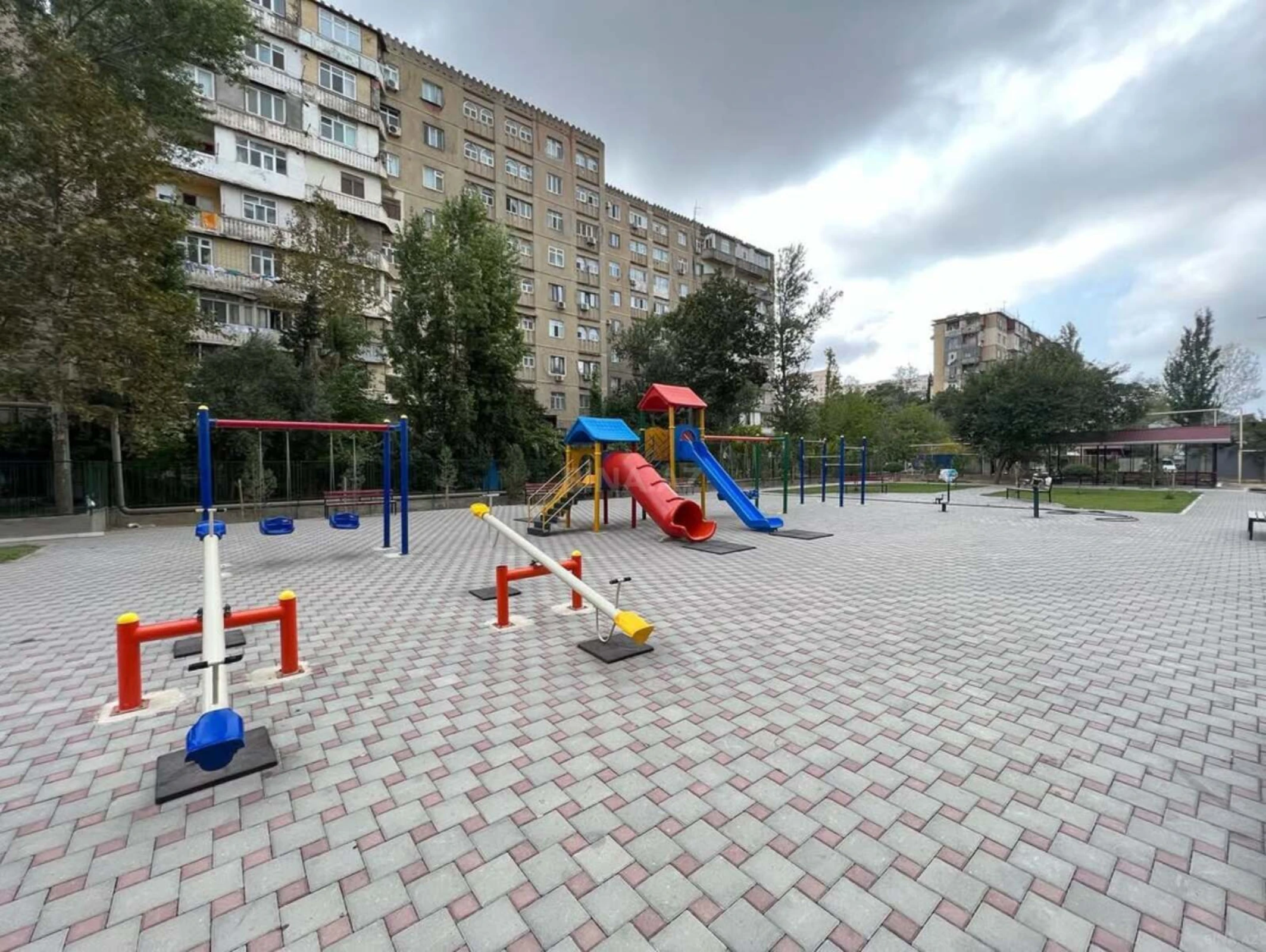 Satılır 3 otaqlı mənzil 148 m²