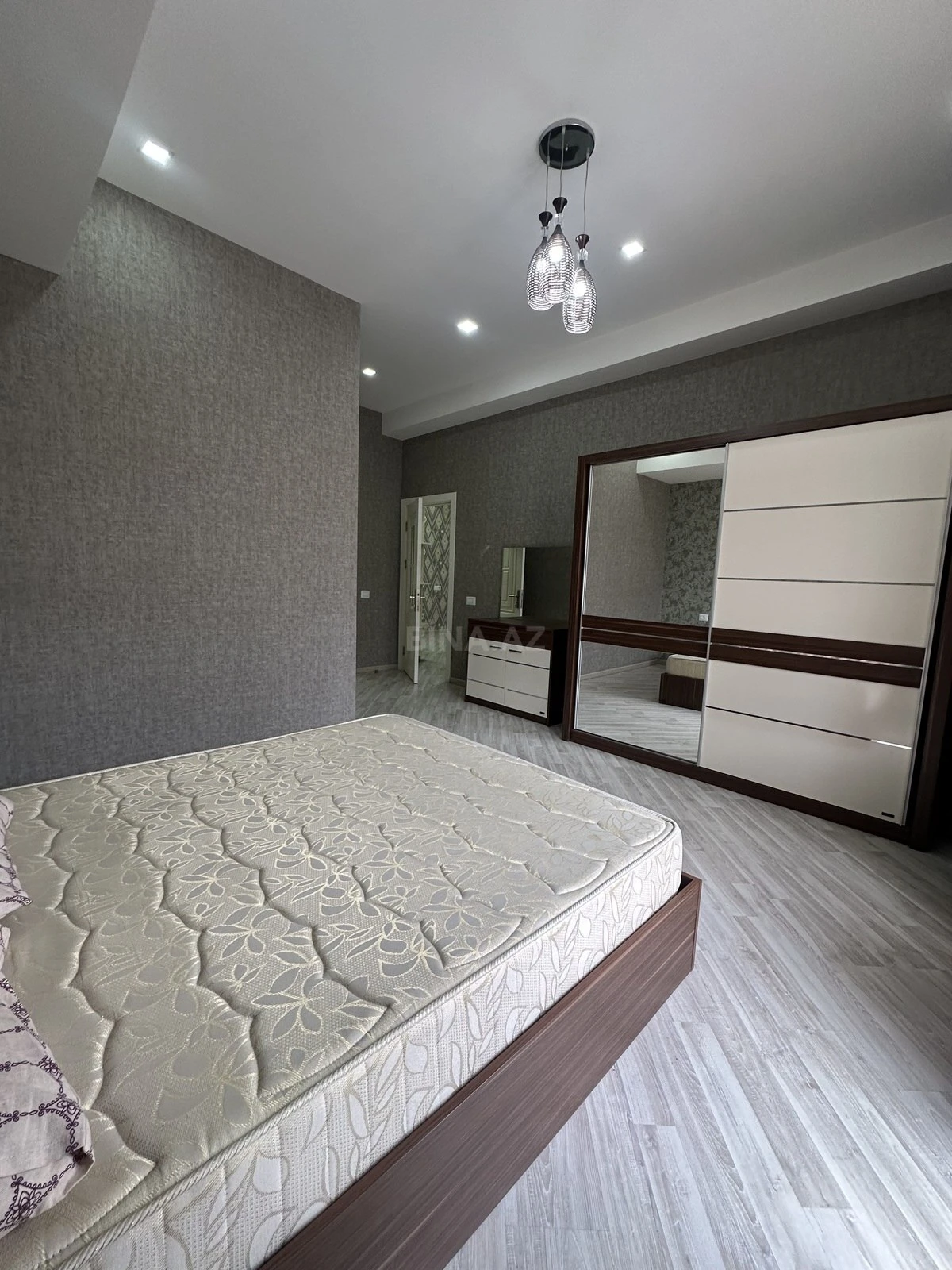Satılır 3 otaqlı mənzil 144 m²