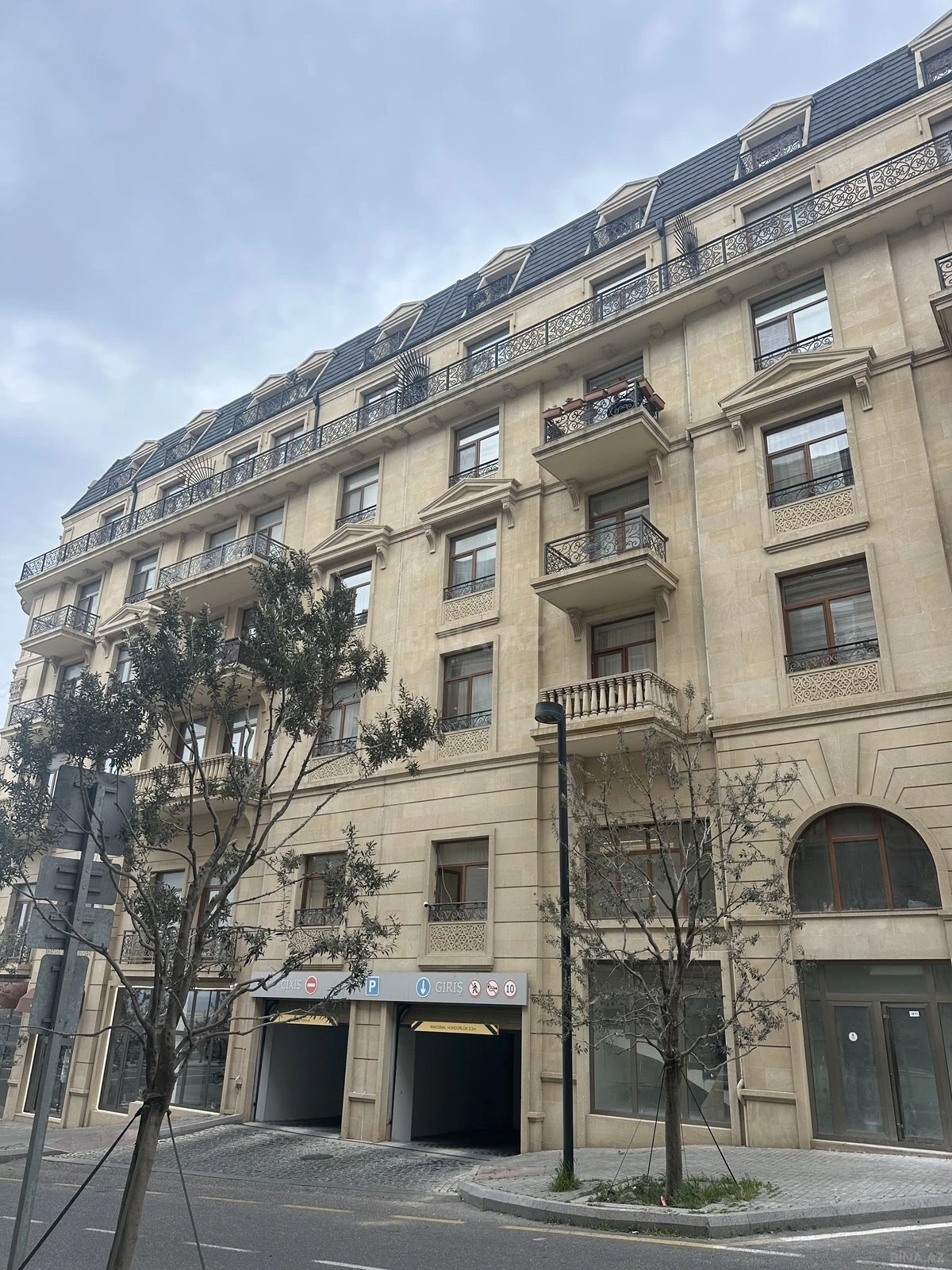 Satılır 3 otaqlı mənzil 144 m²