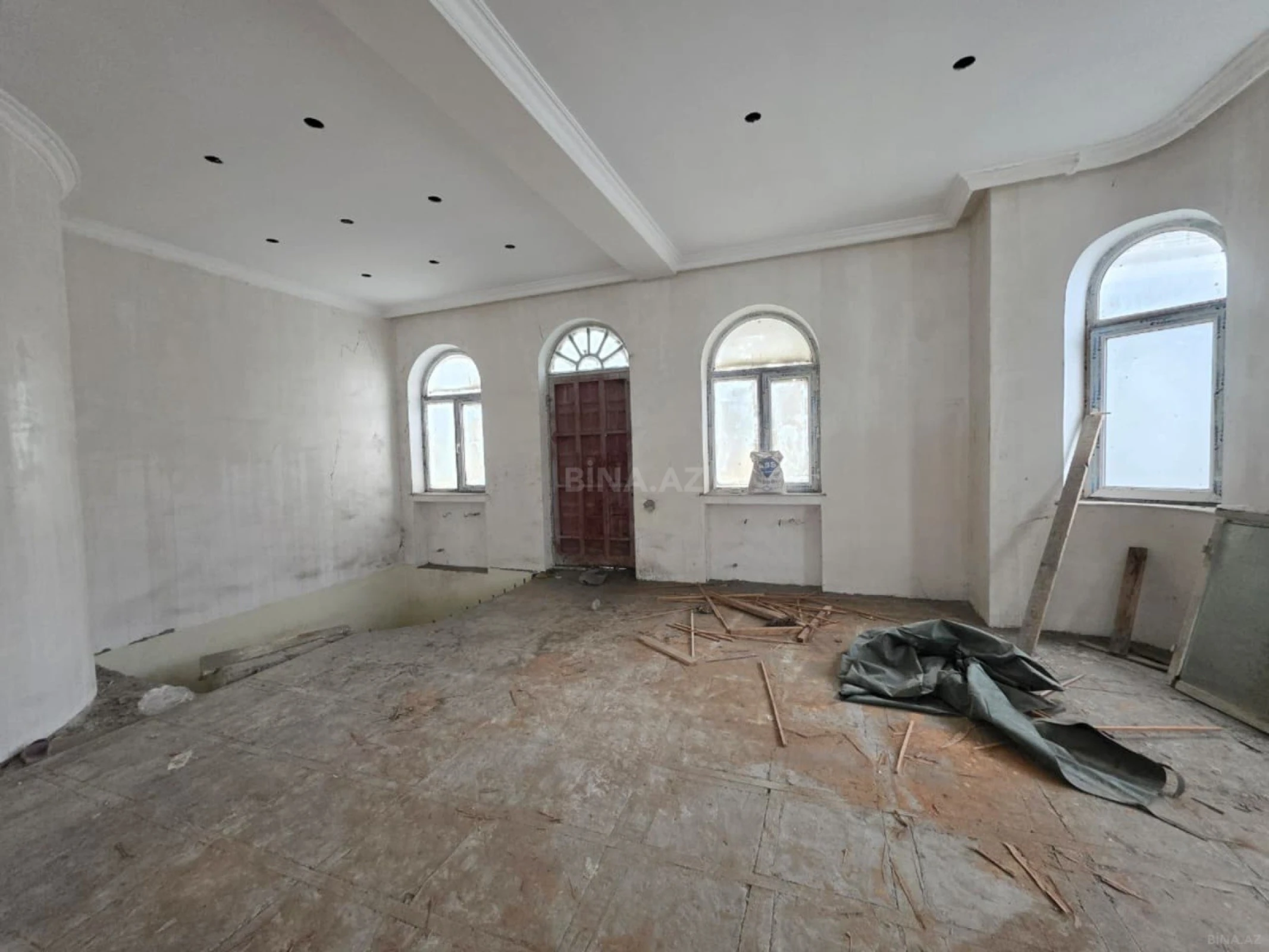 Satılır 10 otaqlı həyət evi 1500 m²