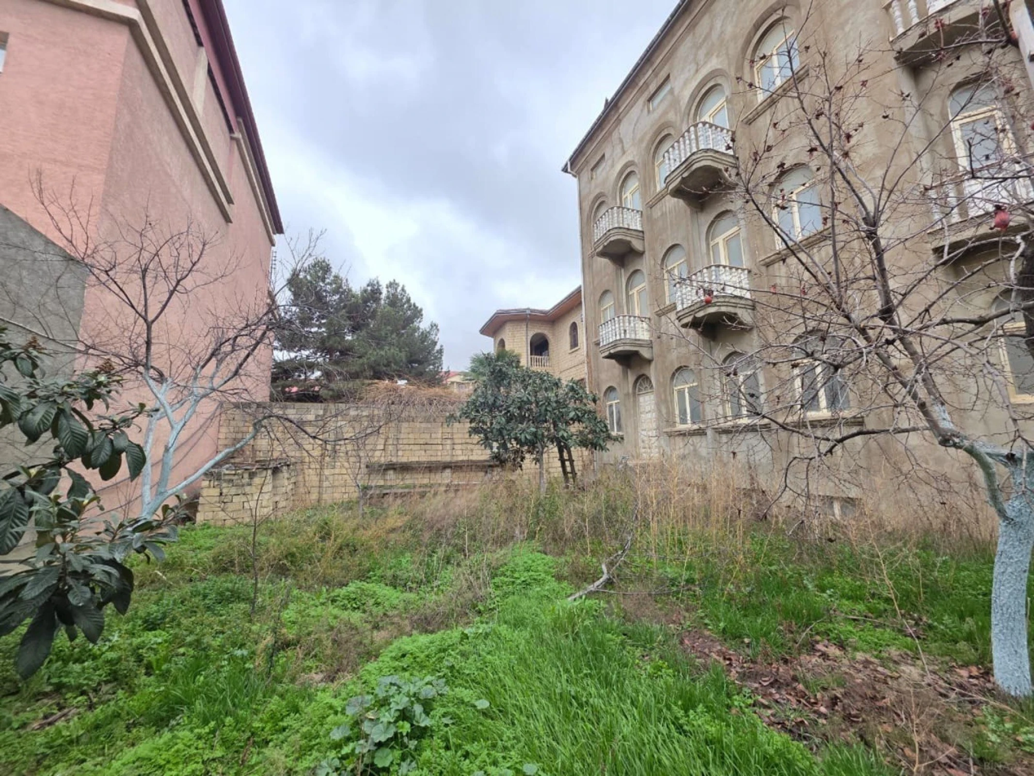 Satılır 10 otaqlı həyət evi 1500 m²