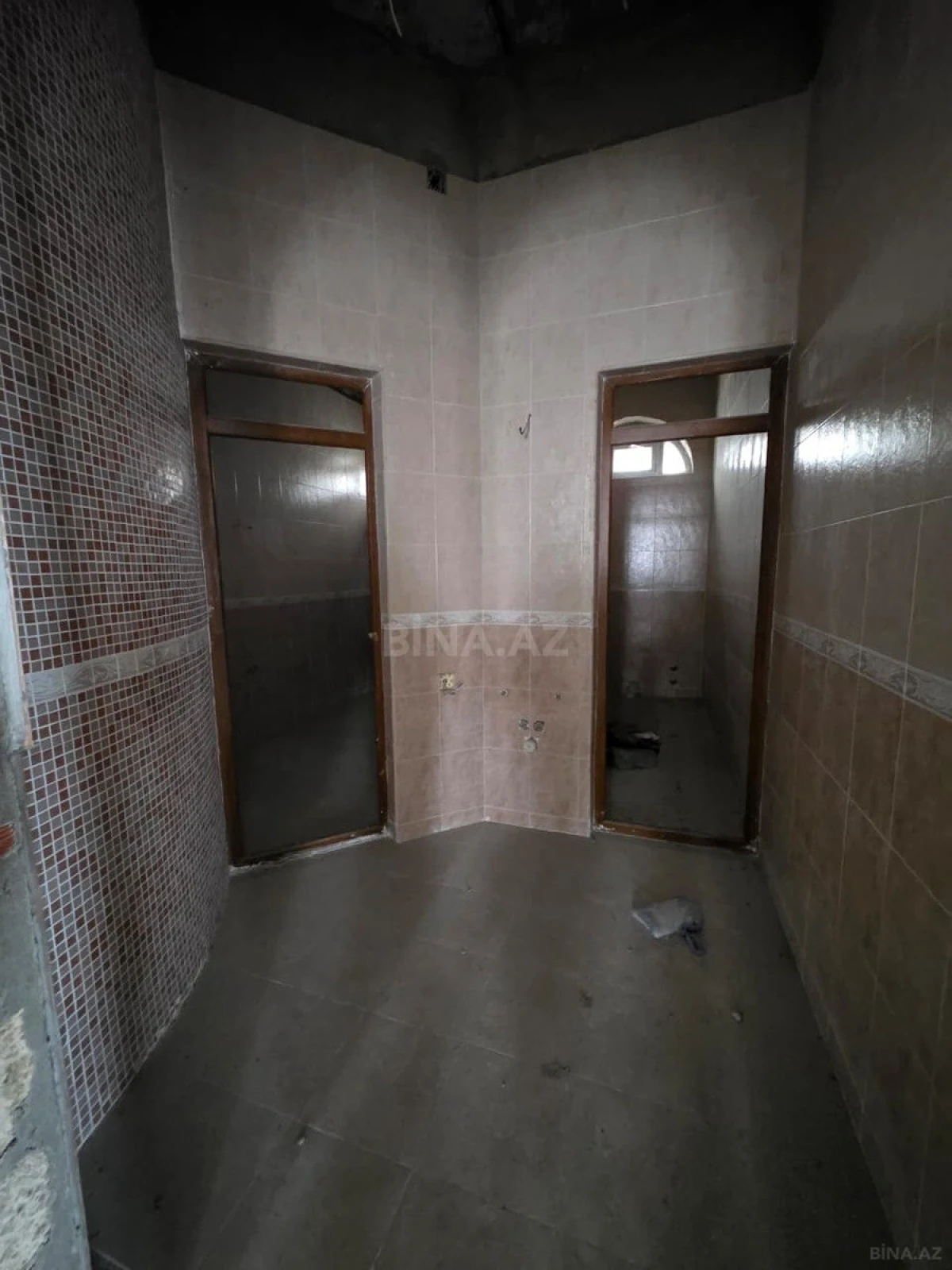 Satılır 10 otaqlı həyət evi 1500 m²