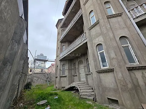 Satılır 10 otaqlı həyət evi 1500 m²