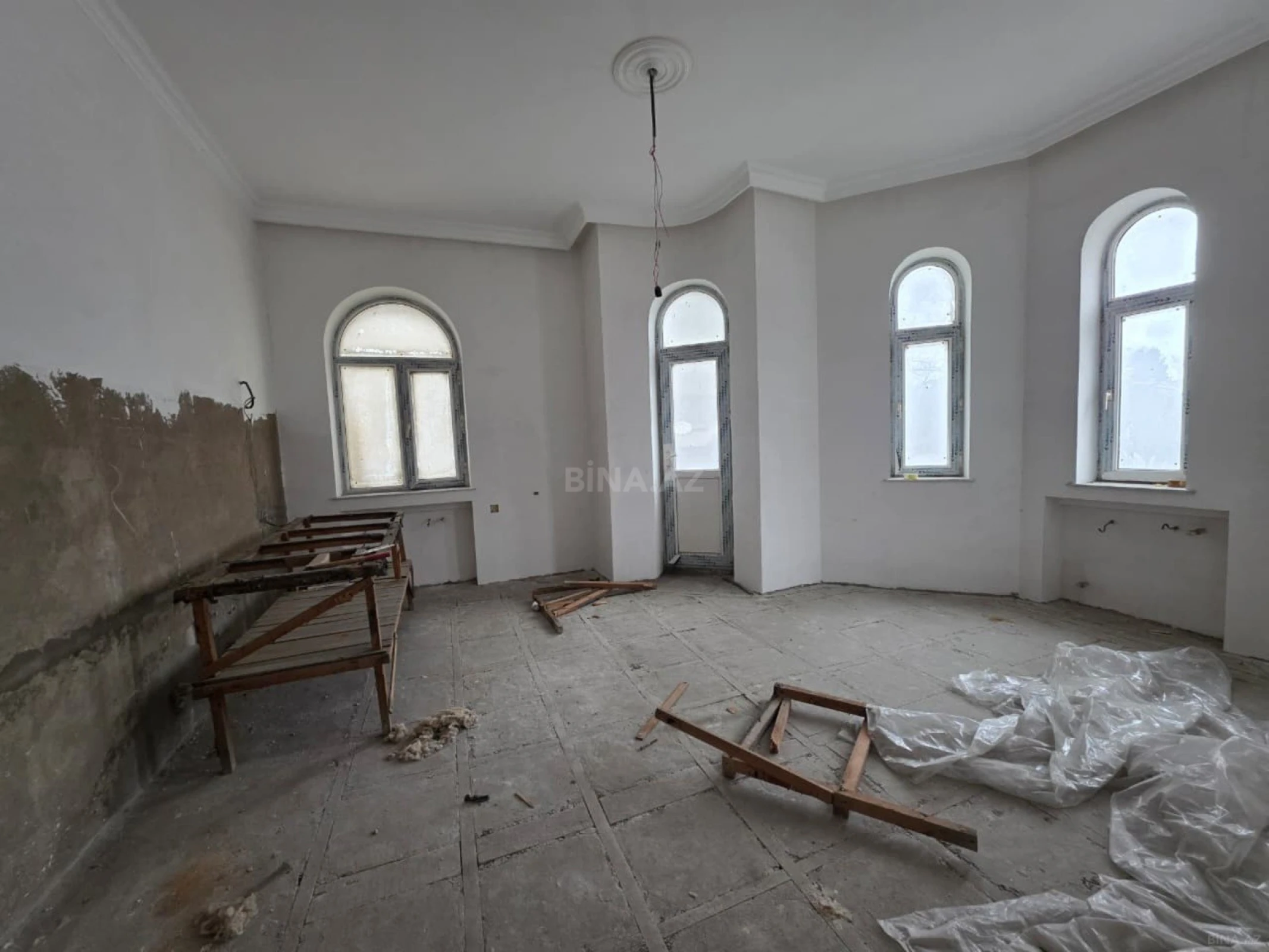 Satılır 10 otaqlı həyət evi 1500 m²