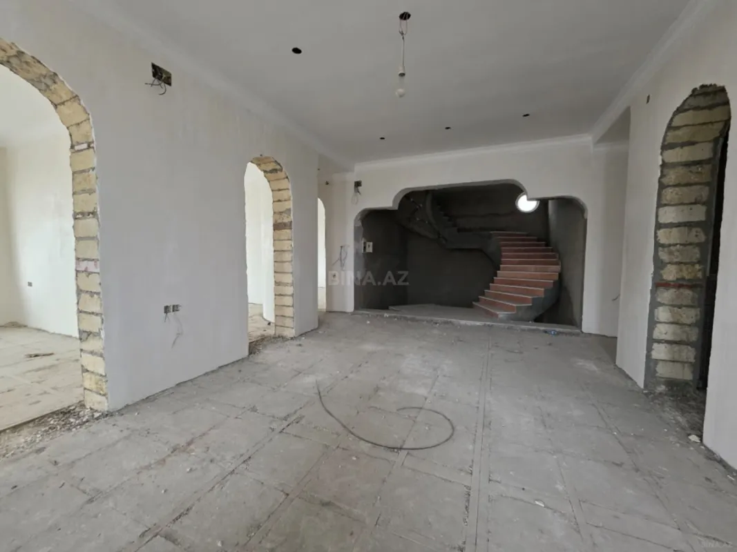 Satılır 10 otaqlı həyət evi 1500 m²