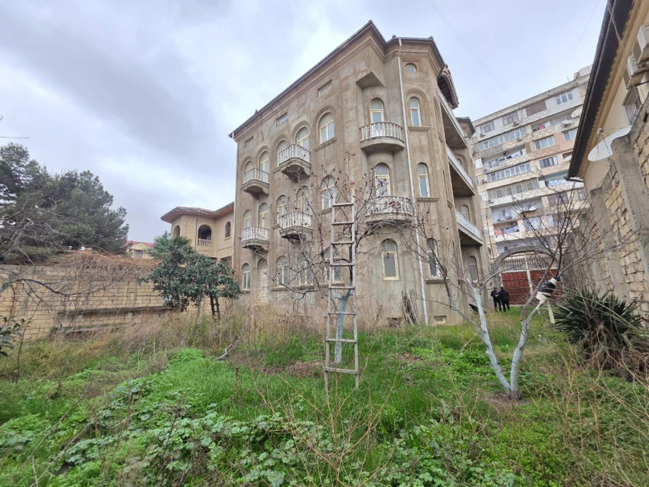 Satılır 10 otaqlı həyət evi 1500 m²