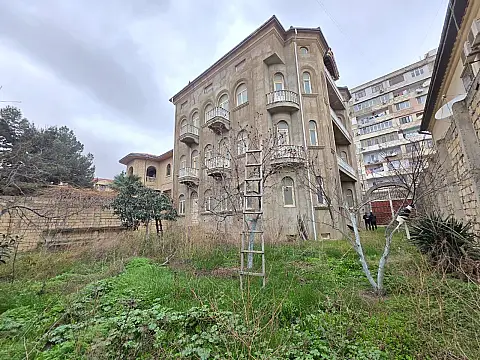 Satılır 10 otaqlı həyət evi 1500 m²