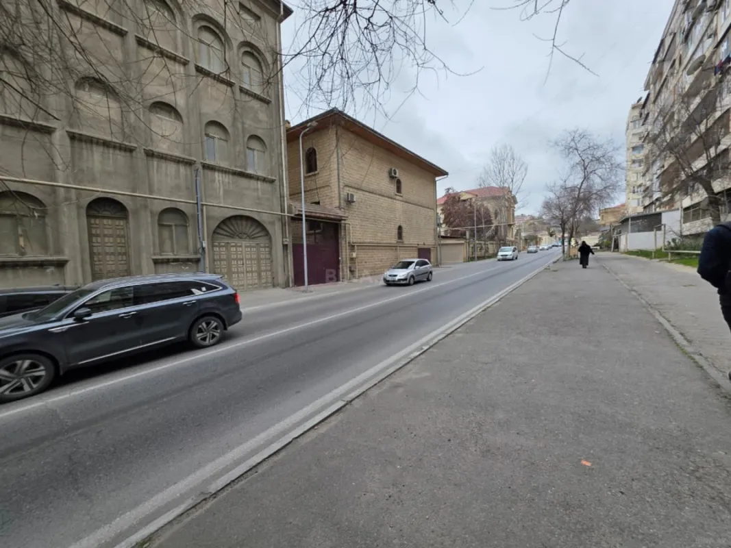 Satılır 10 otaqlı həyət evi 1500 m²