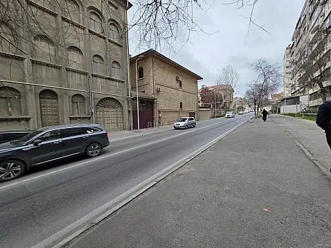 Satılır 10 otaqlı həyət evi 1500 m²