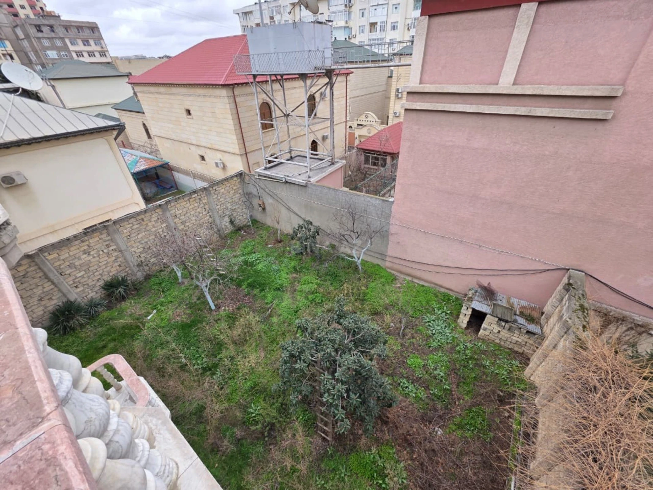 Satılır 10 otaqlı həyət evi 1500 m²