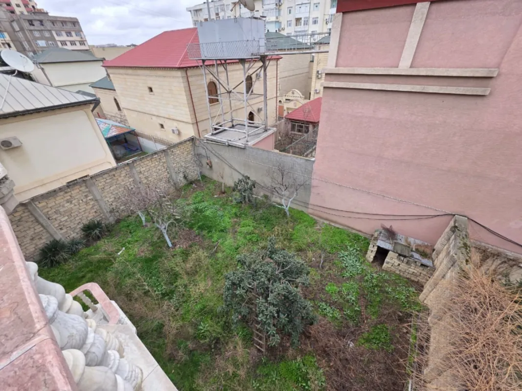 Satılır 10 otaqlı həyət evi 1500 m²
