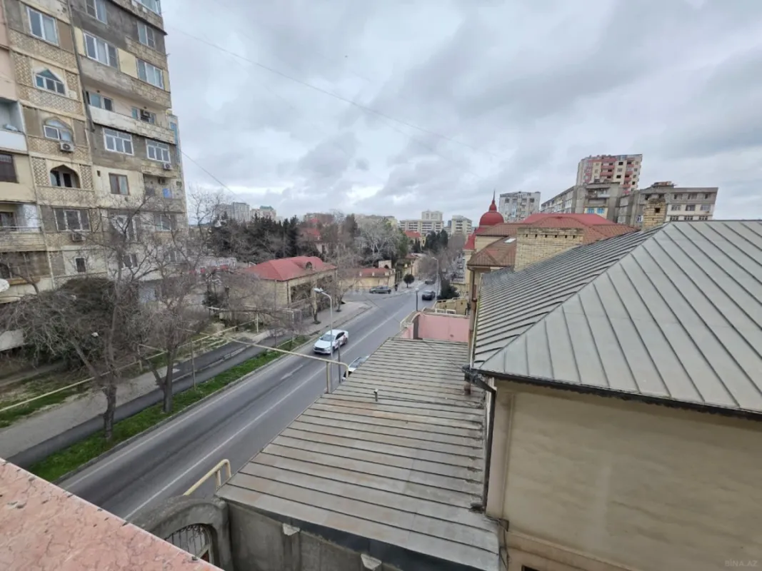 Satılır 10 otaqlı həyət evi 1500 m²