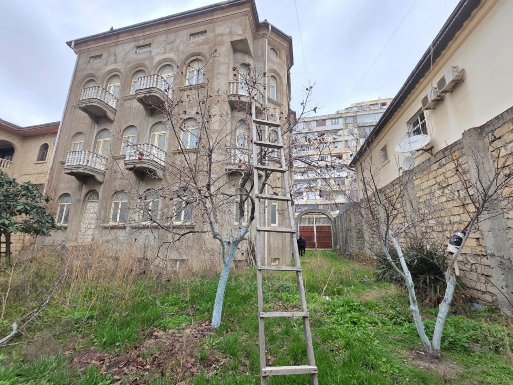 Satılır 10 otaqlı həyət evi 1500 m²