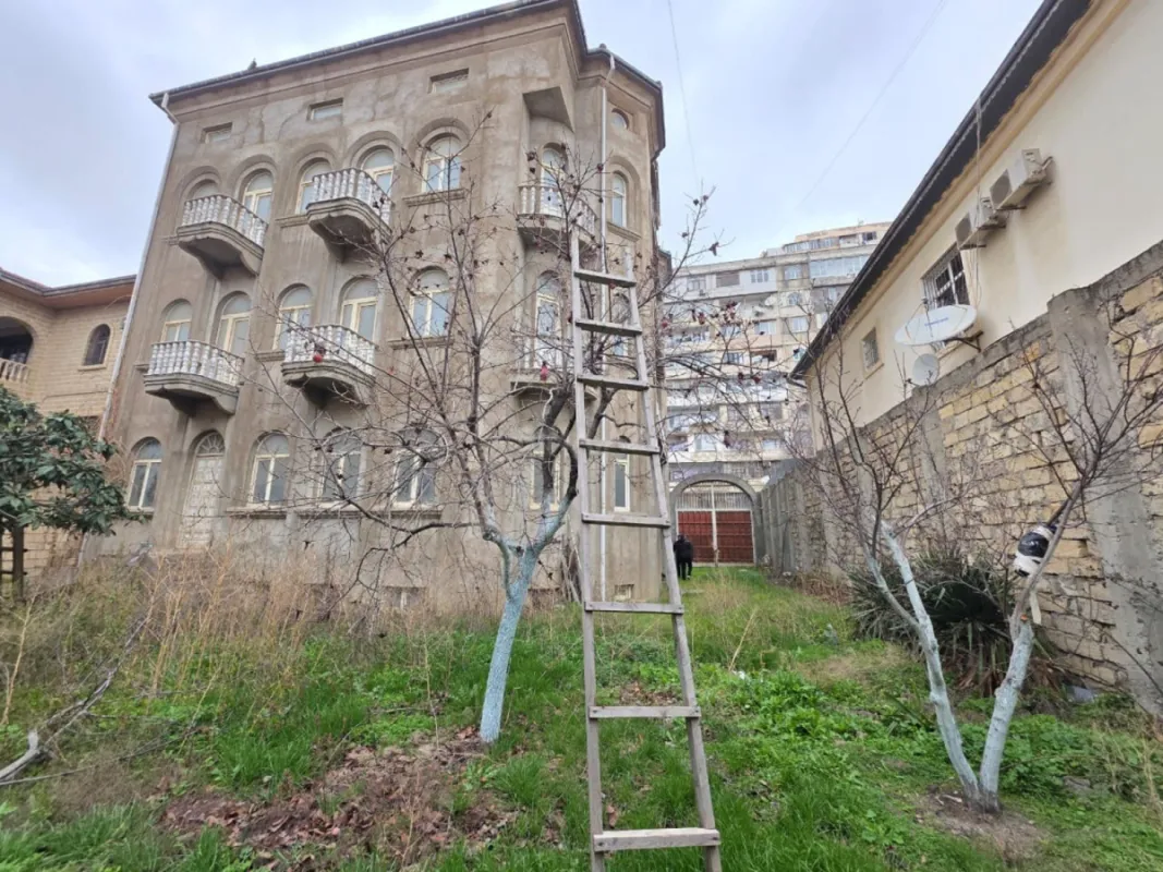 Satılır 10 otaqlı həyət evi 1500 m²