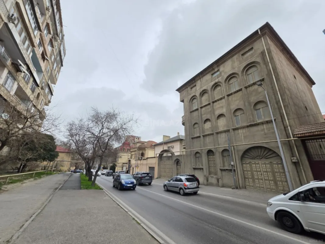 Satılır 10 otaqlı həyət evi 1500 m²