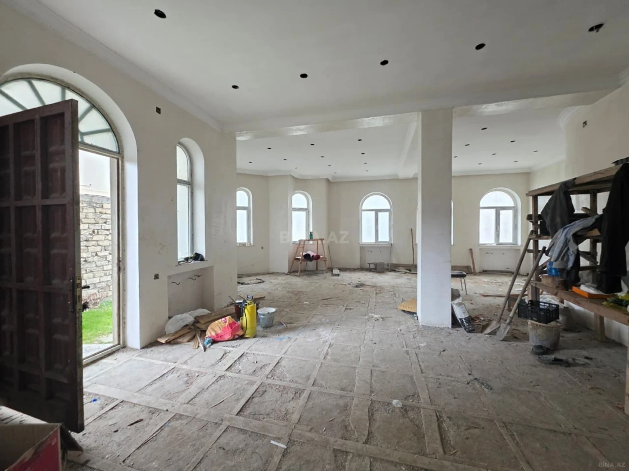 Satılır 10 otaqlı həyət evi 1500 m²