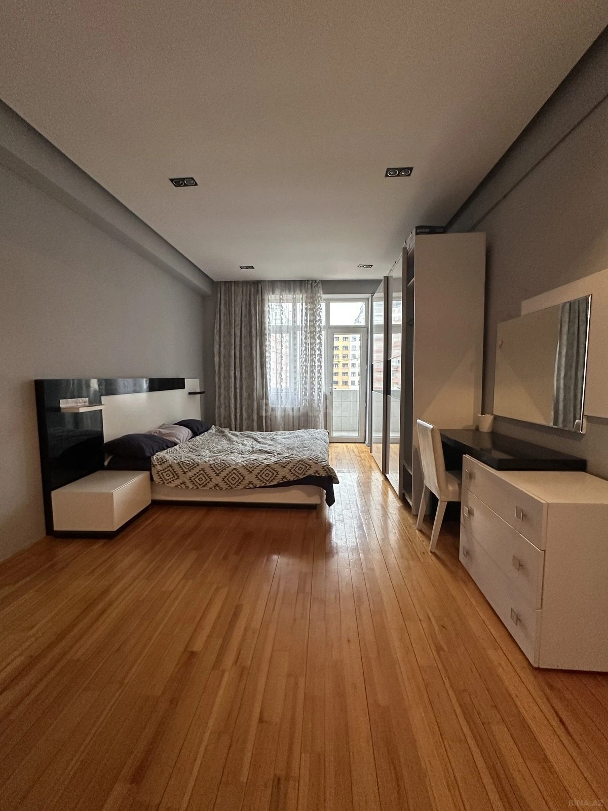 Satılır 2 otaqlı mənzil 71 m²