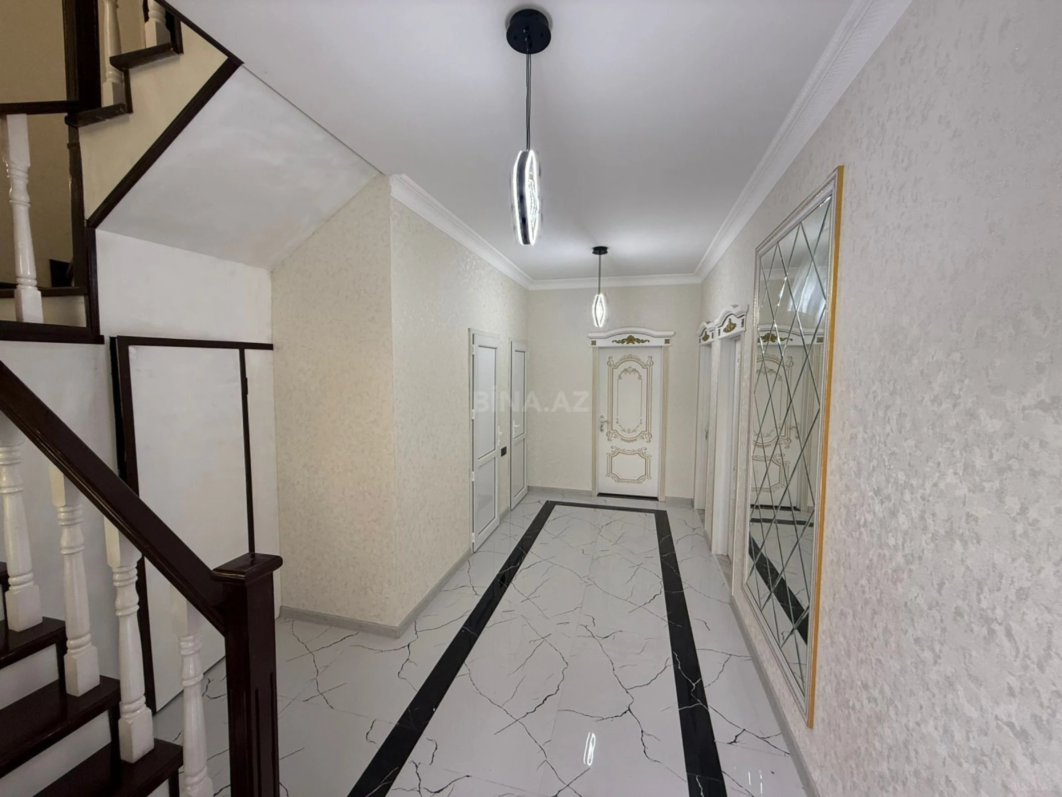 Satılır 5 otaqlı həyət evi 240 m²