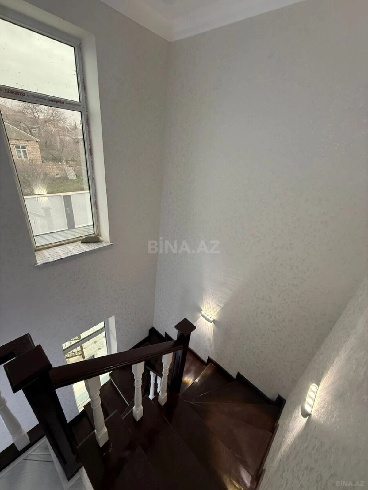 Satılır 5 otaqlı həyət evi 240 m²