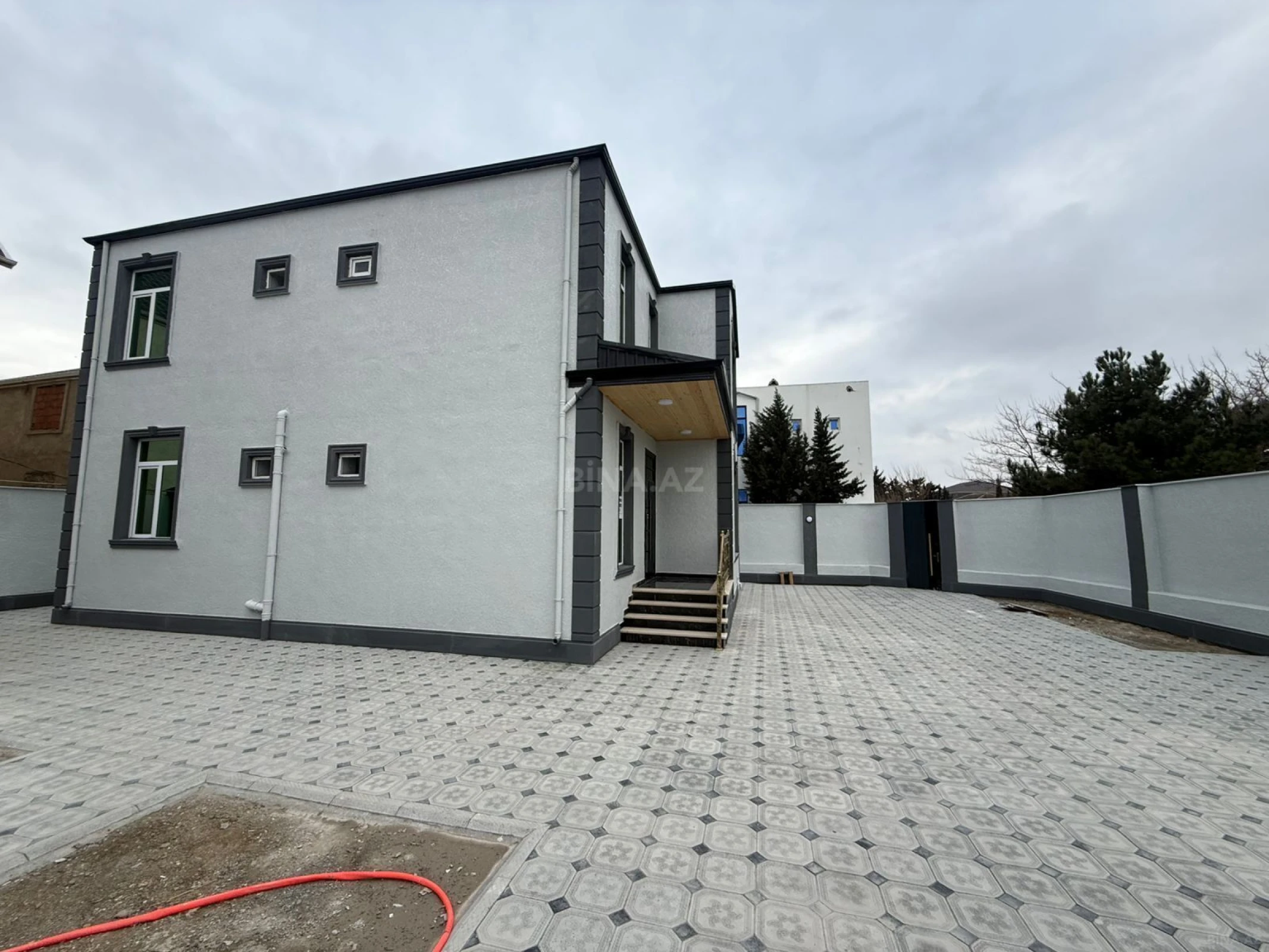 Satılır 5 otaqlı həyət evi 240 m²