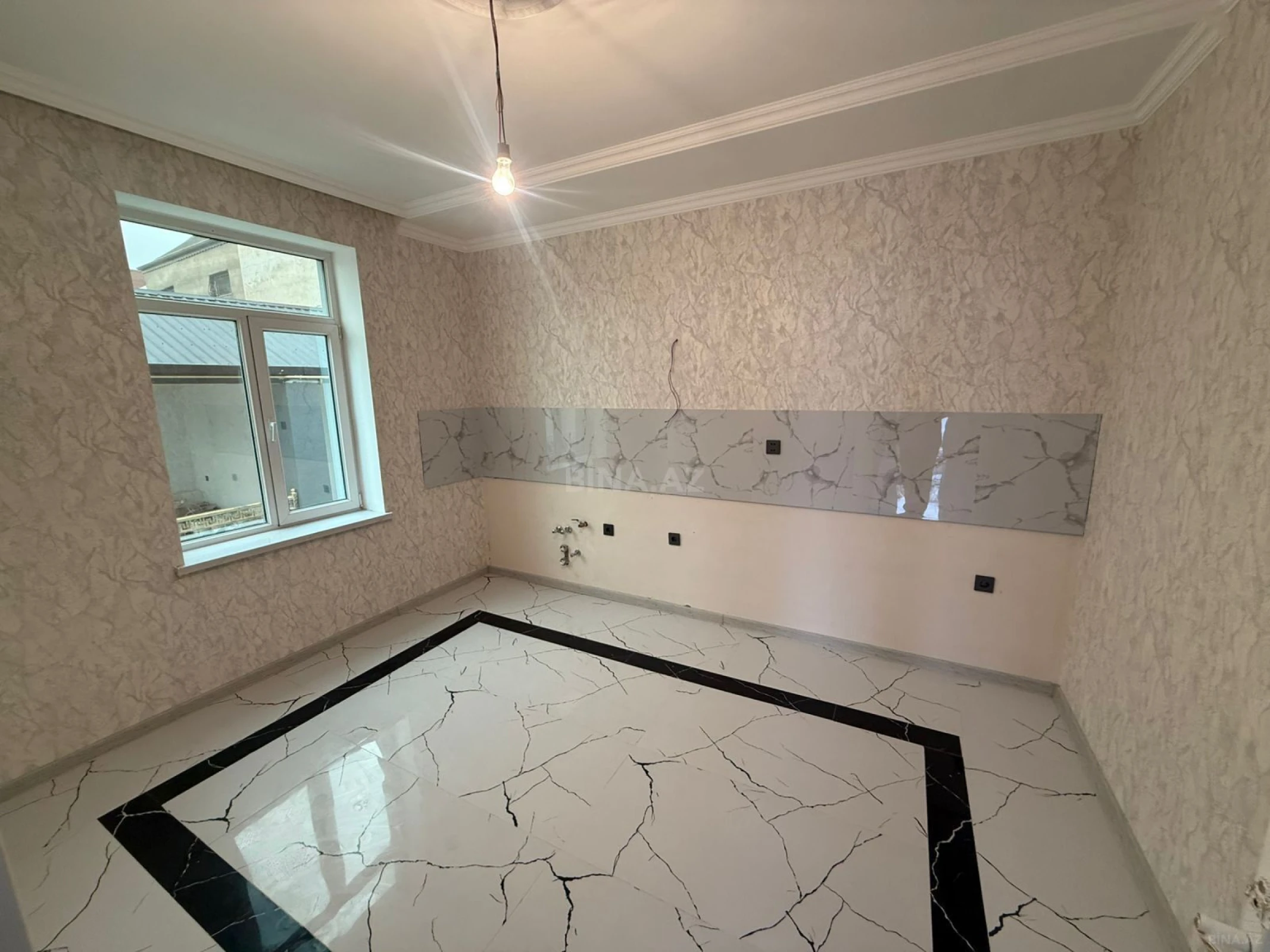 Satılır 5 otaqlı həyət evi 240 m²