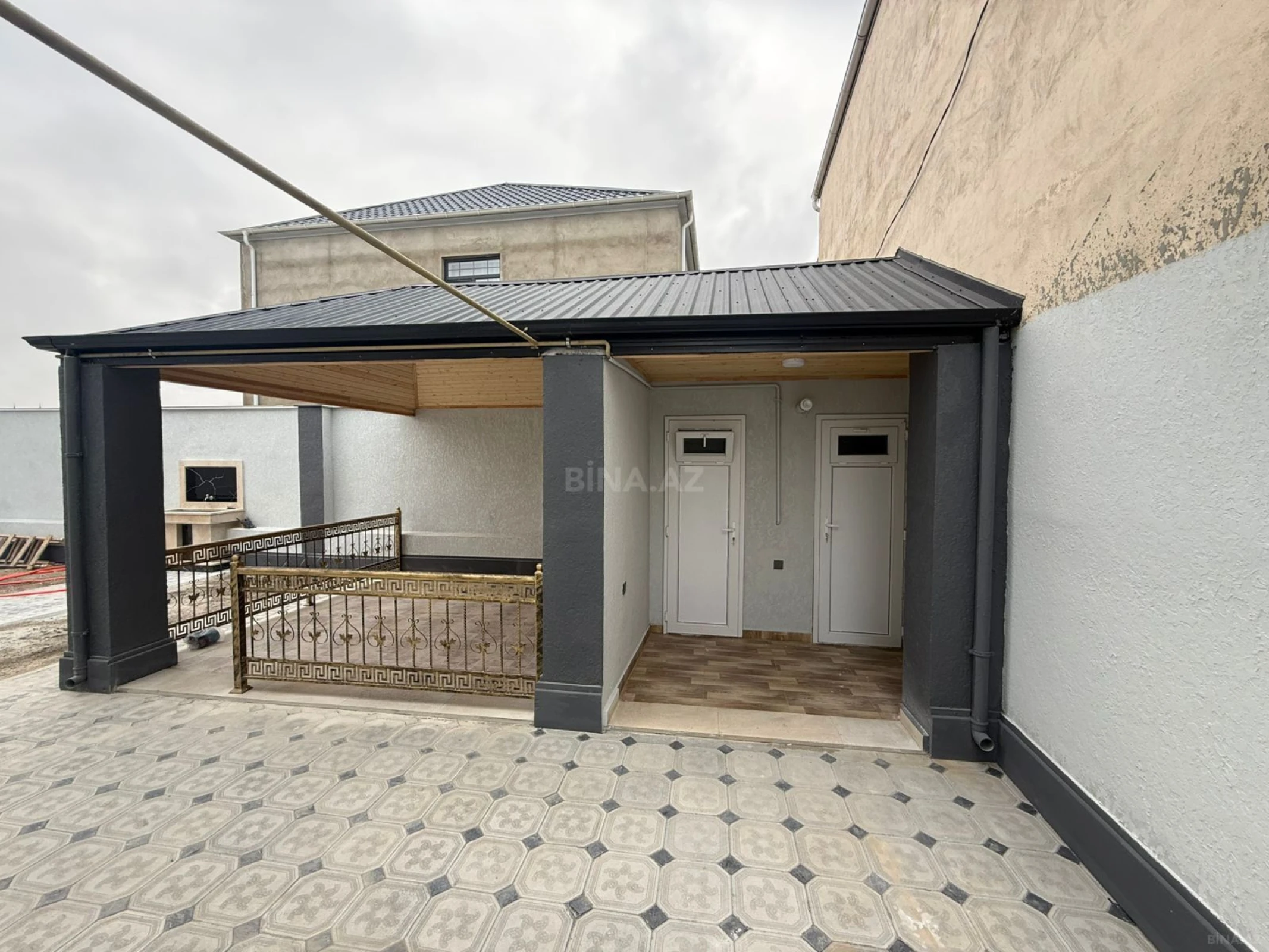 Satılır 5 otaqlı həyət evi 240 m²