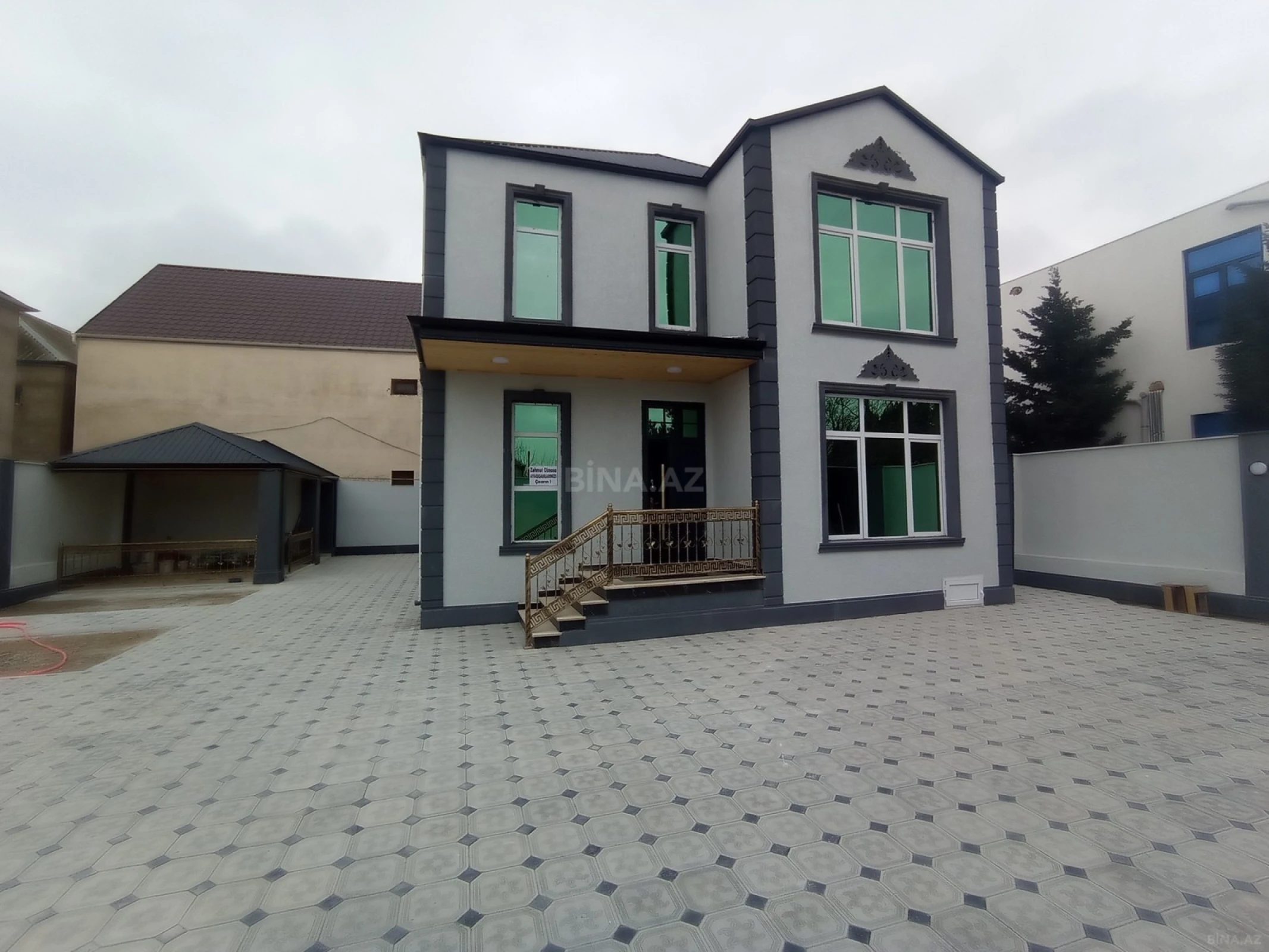 Satılır 5 otaqlı həyət evi 240 m²