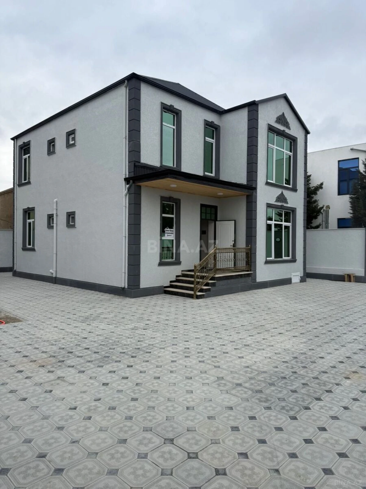 Satılır 5 otaqlı həyət evi 240 m²