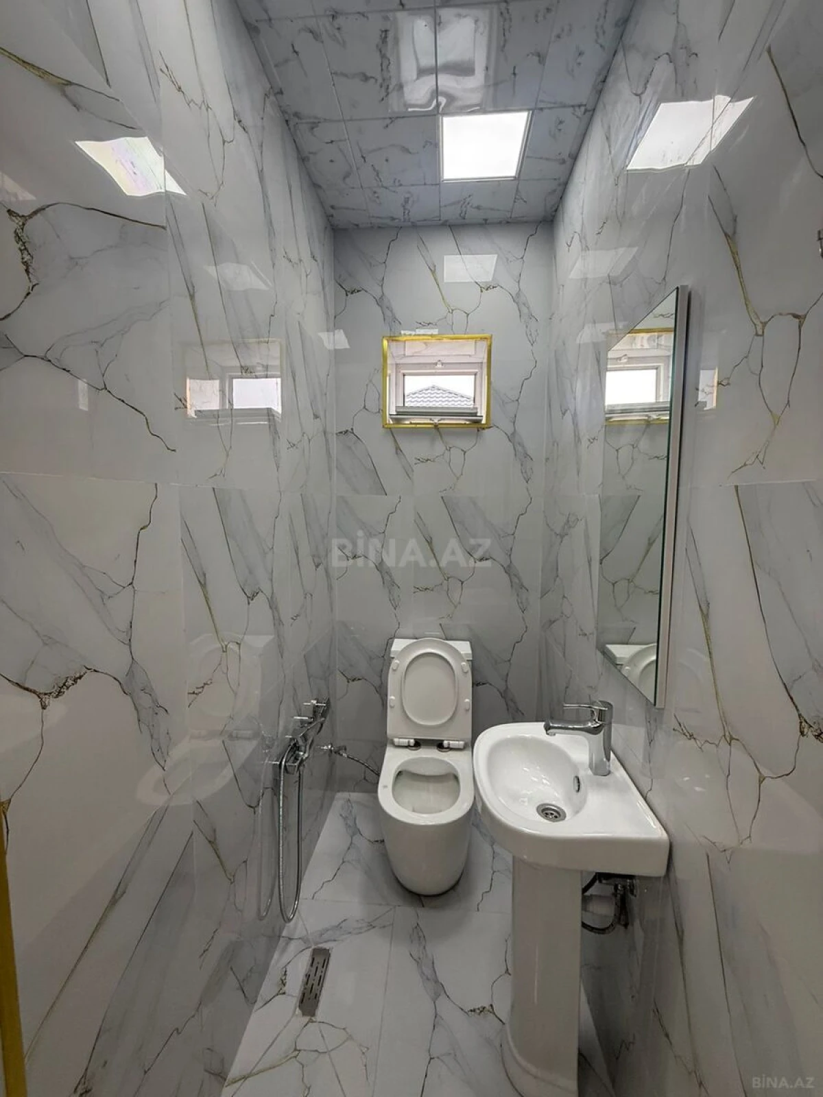 Satılır 5 otaqlı həyət evi 240 m²