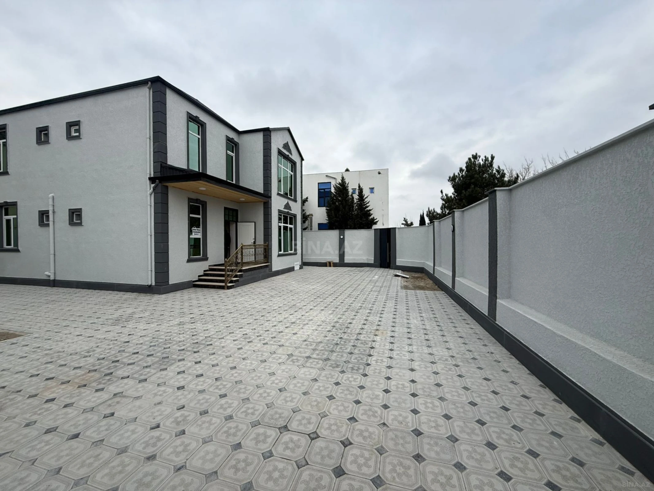 Satılır 5 otaqlı həyət evi 240 m²