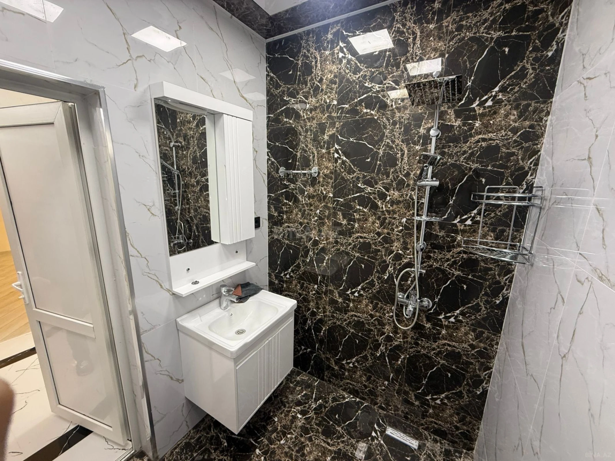 Satılır 5 otaqlı həyət evi 240 m²