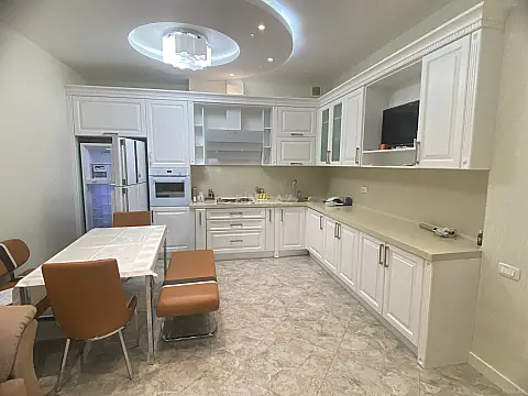 Kirayə verilir 4 otaqlı mənzil 200 m²