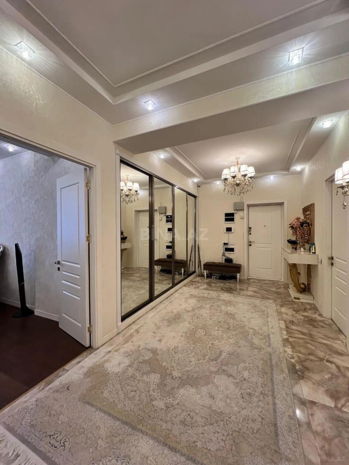 Kirayə verilir 3 otaqlı mənzil 161 m²