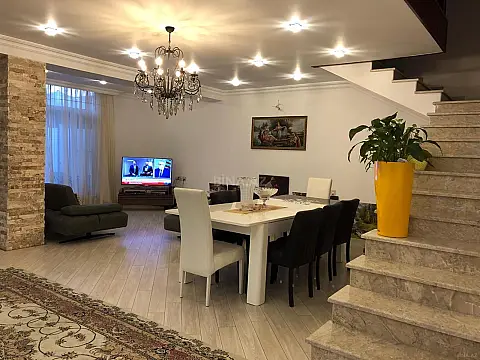 Satılır 6 otaqlı həyət evi 450 m²