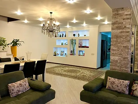 Satılır 6 otaqlı həyət evi 450 m²