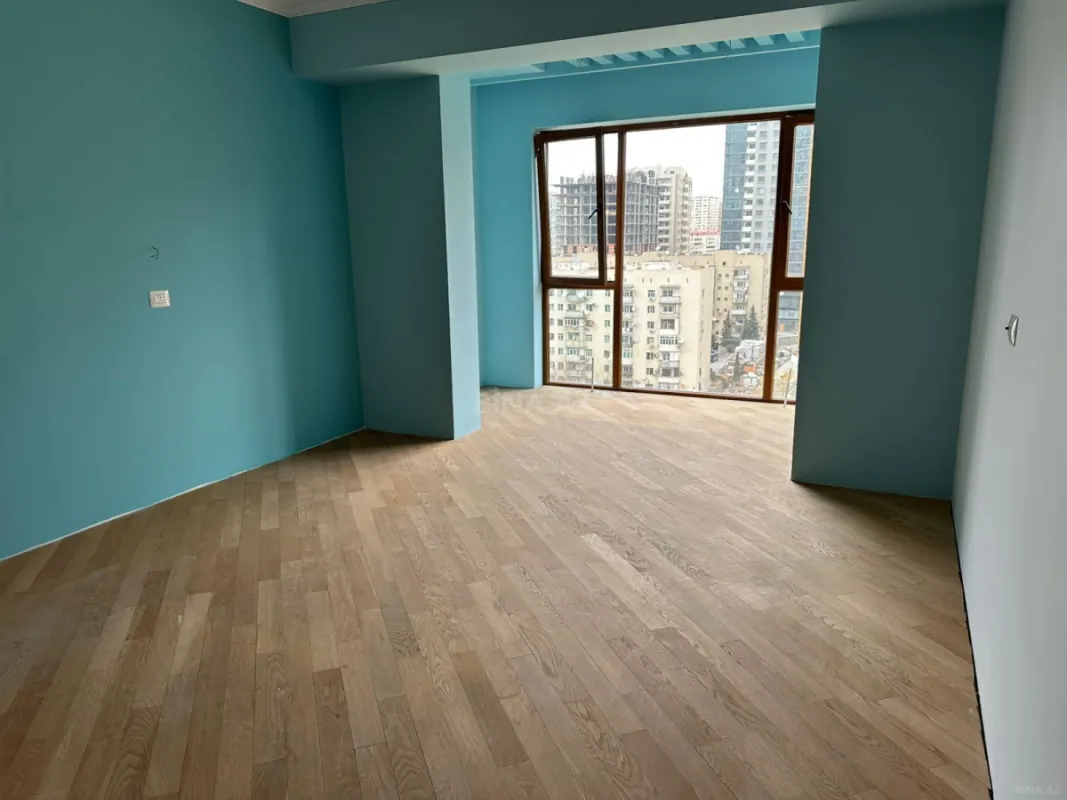 Satılır 4 otaqlı mənzil 185 m²