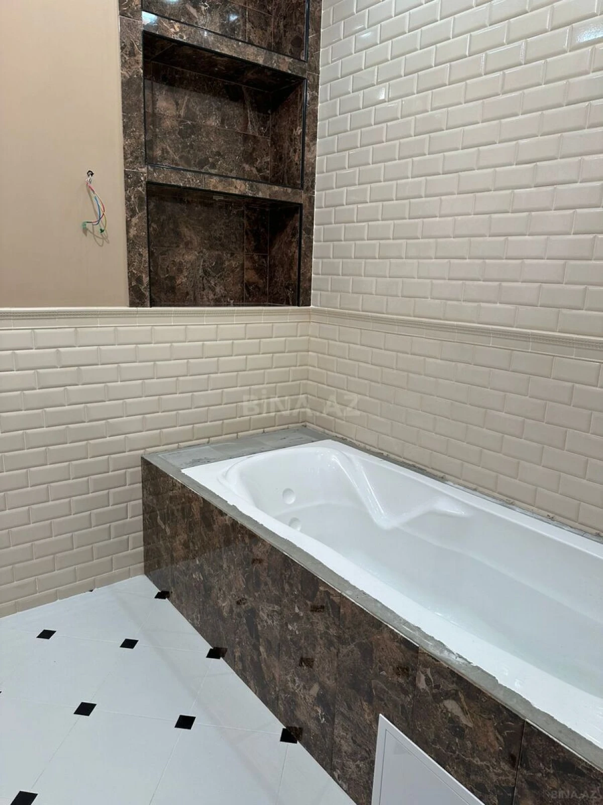 Satılır 4 otaqlı mənzil 185 m²