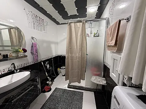 Satılır 2 otaqlı mənzil 92 m²