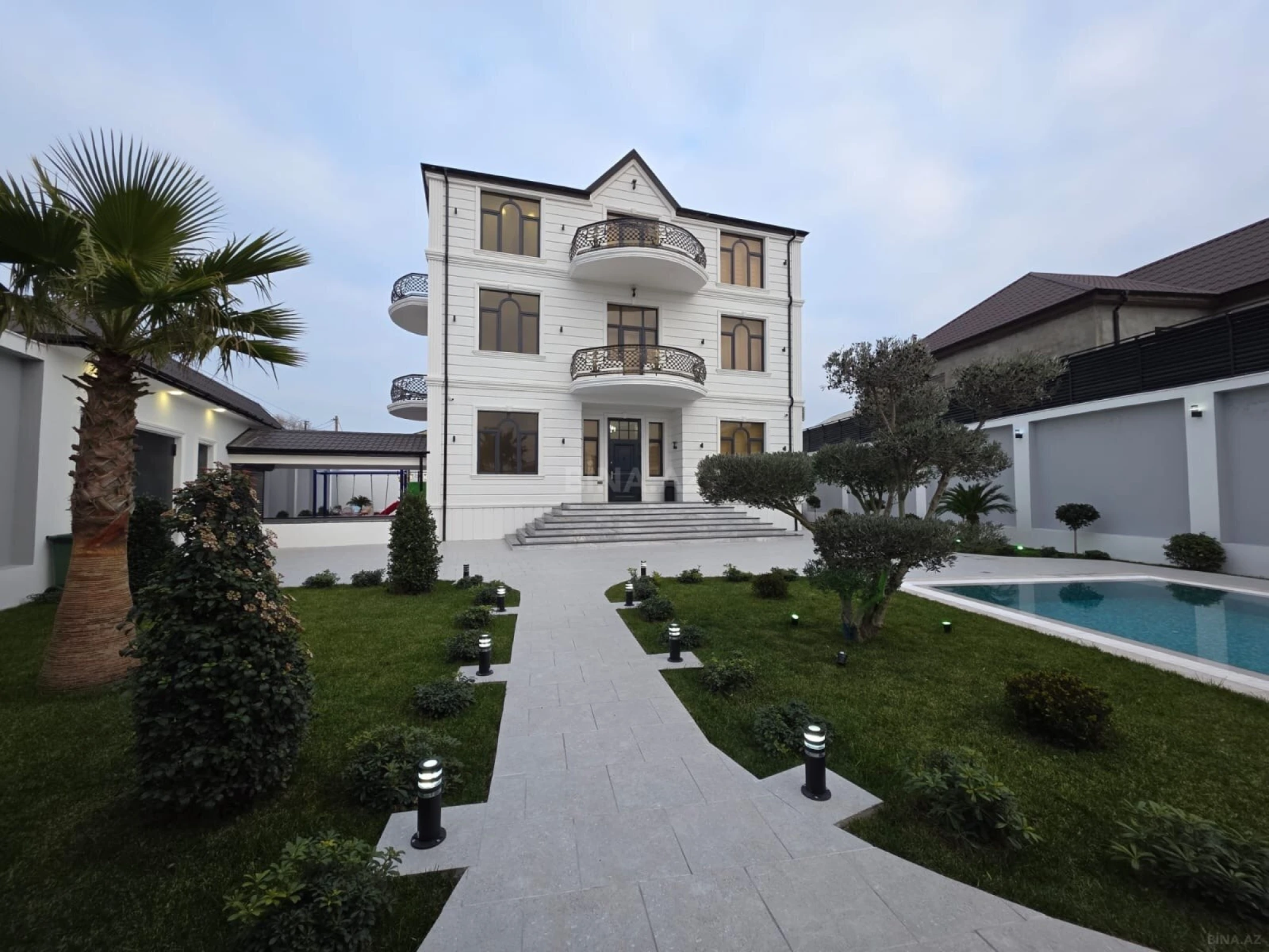 Satılır 10 otaqlı həyət evi 470 m²